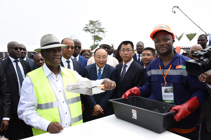 張念木、賀鵬程與總統、總理共同為波波里電站埋下第一塊基石-1.jpg