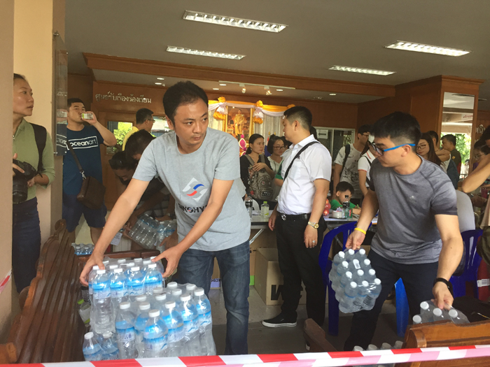 志愿者小組在行動(dòng)，第一時(shí)間運(yùn)送水和食品等物資到現(xiàn)場(chǎng).JPG