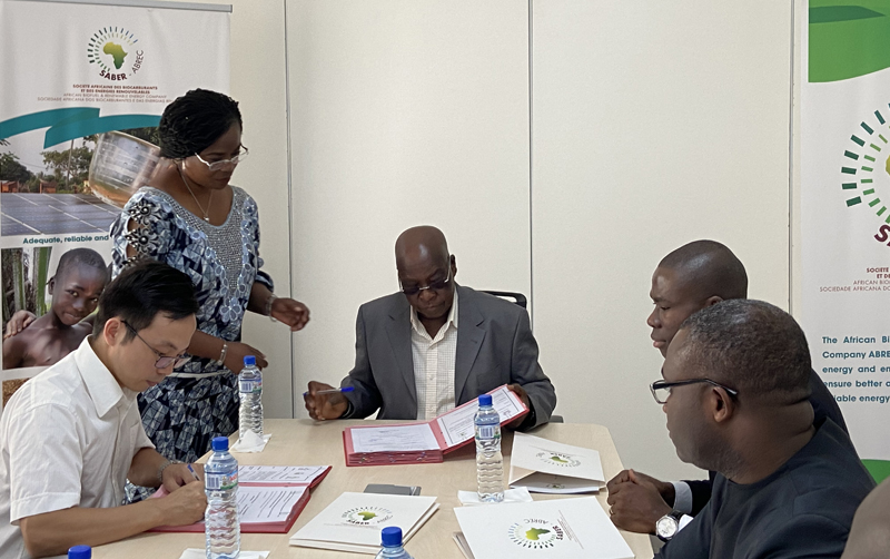 前方與SABER-ABREC公司總經理Adji Otèh AYASSOR和合同負責人Fran?ois W.BEHIRA簽署項目合同.jpg