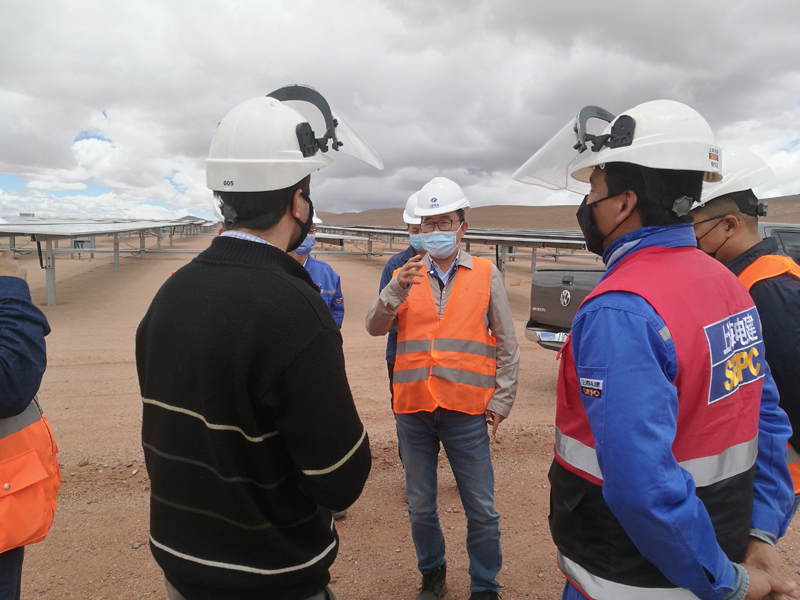 04 考察胡胡伊光伏項目部.jpg