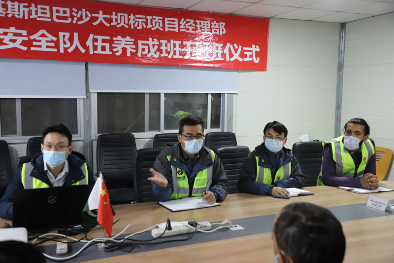 請(qǐng)水電七局國(guó)際公司安全督導(dǎo)員(左一)進(jìn)行授課.jpg