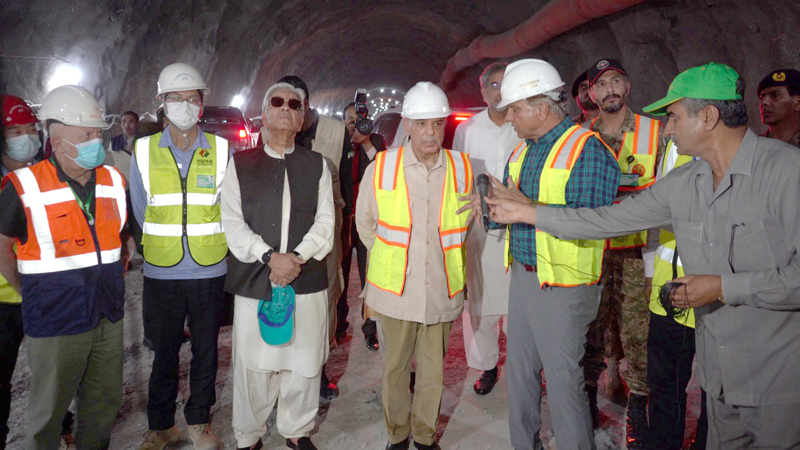 夏巴茲·謝里夫(右三)視察2號導流洞.jpg