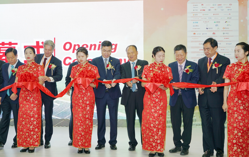 02 陳總參加開幕式剪彩儀式.jpg