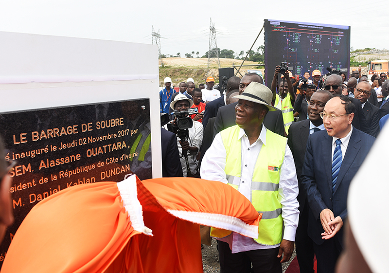 總統瓦塔拉與中國水電五局董事長賀鵬程為蘇布雷落成揭幕.jpg